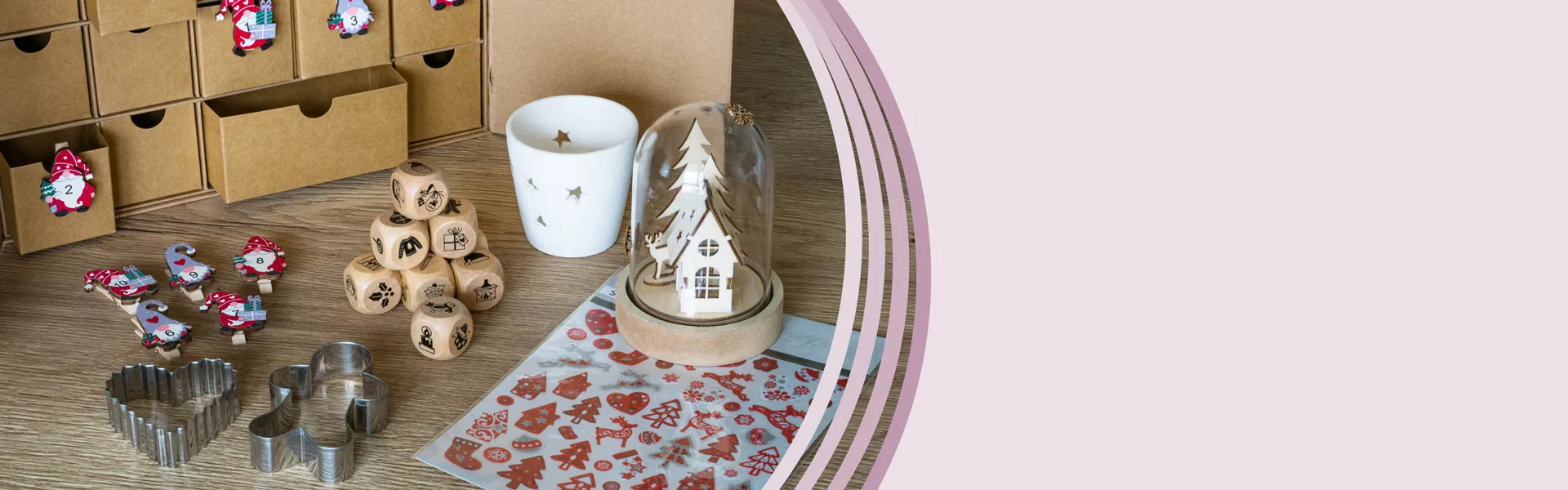 Weihnachtliche Ausstechformen, DIY Adventskalender, Adventkalender Klammern und Teelichthalter stehen auf einem Tisch