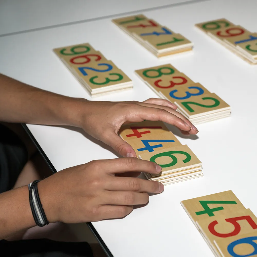 Boîte de grandes cartes numériques en bois 1-9 000 TimeTEX « Montessori Premium »