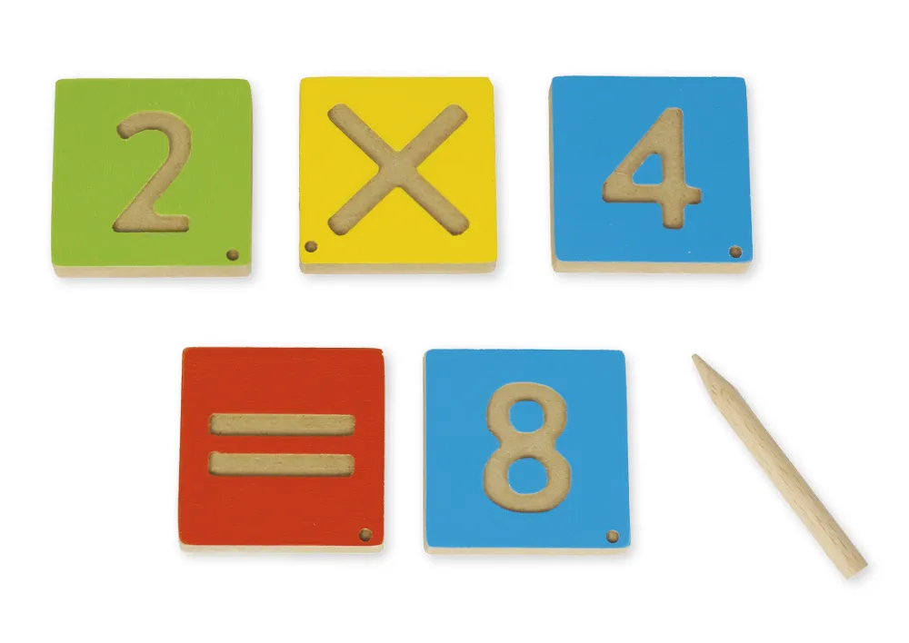 Nummerskyltar 1-20, 6x6 cm, med aritmetiska symboler och penna, i en trälåda