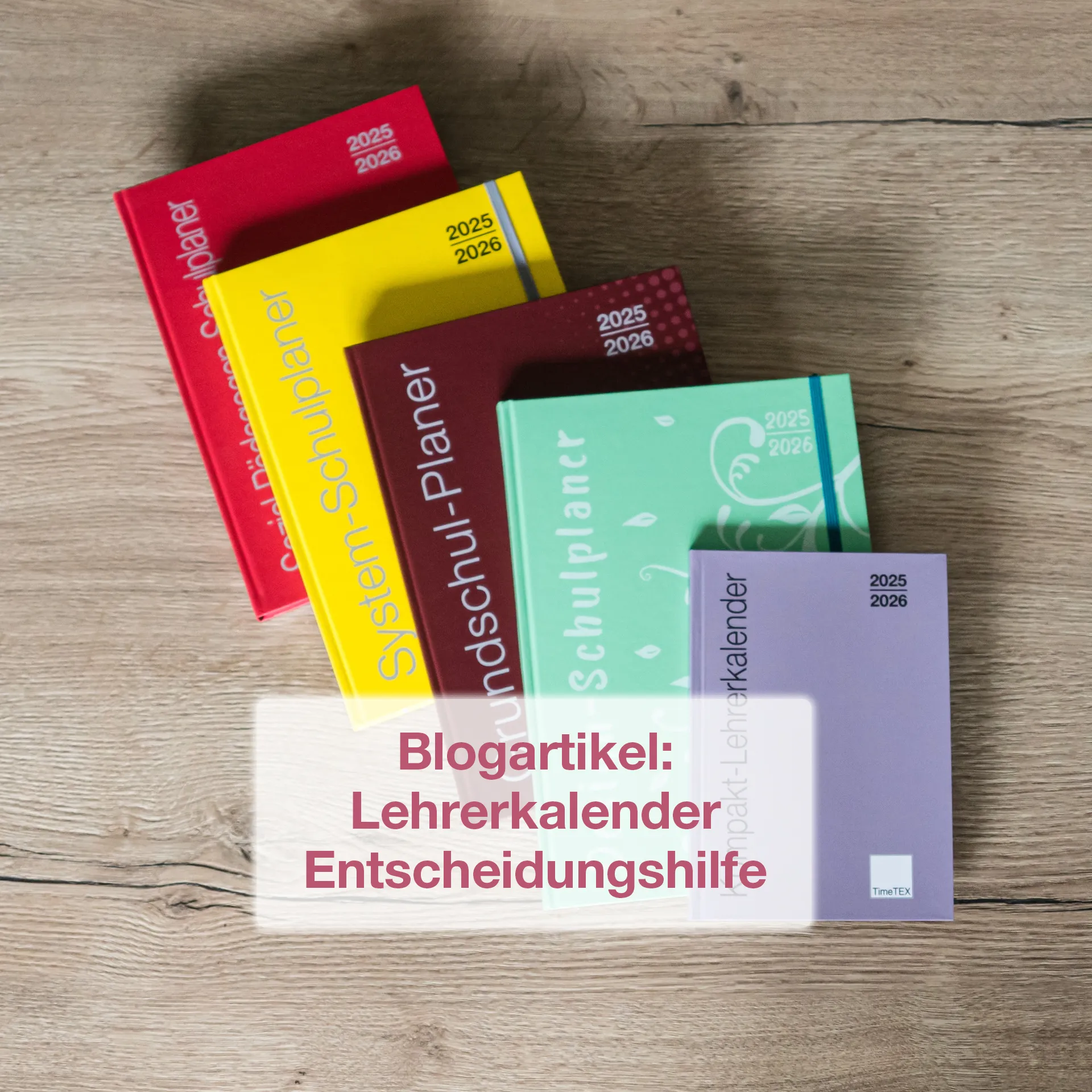Auf einen Tisch liegen verschiedene Schulplaner