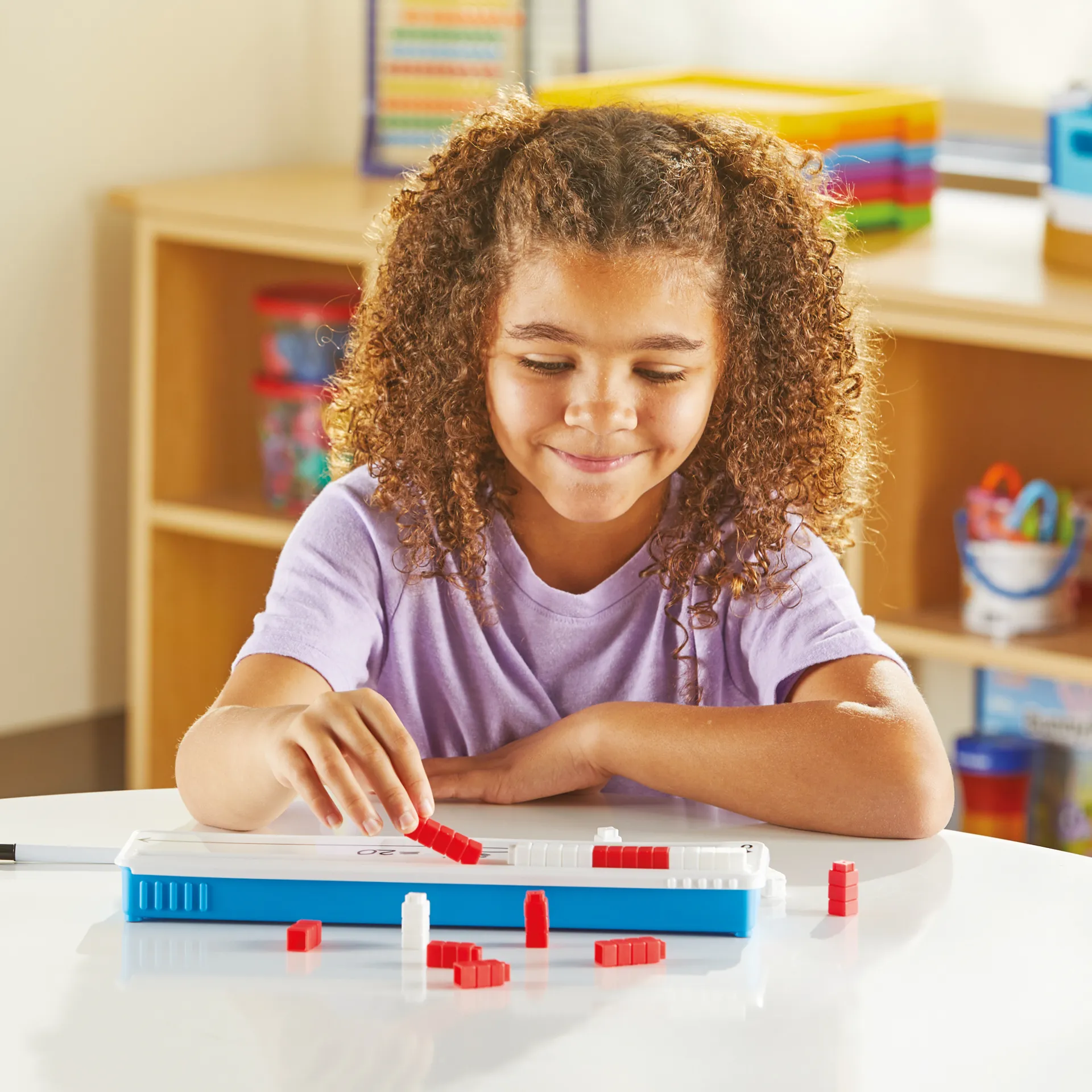 Blanco getallenlijn met rekenblokjes rood-wit, 52-delig