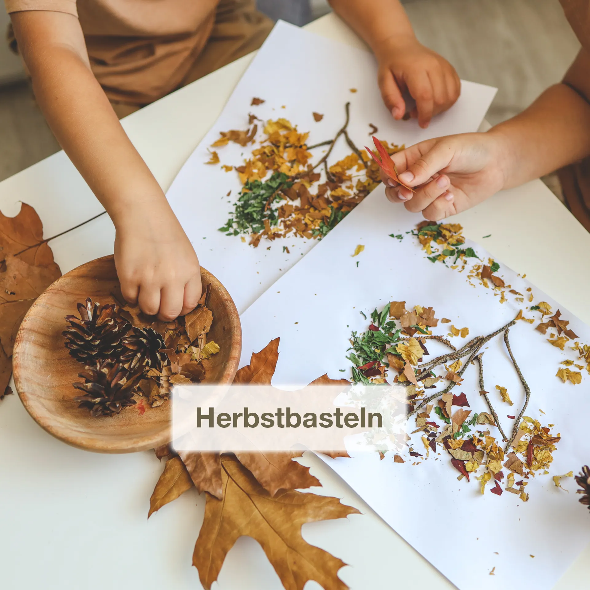 Es wird mit Herbstlaub gebastelt