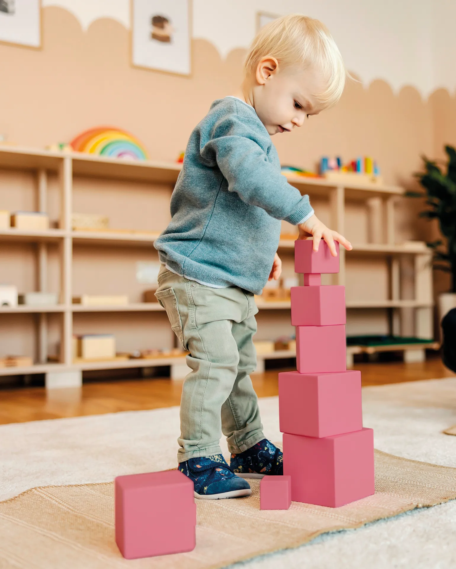 Kind spielt mit Rosa Turm von "Montessori Premium"