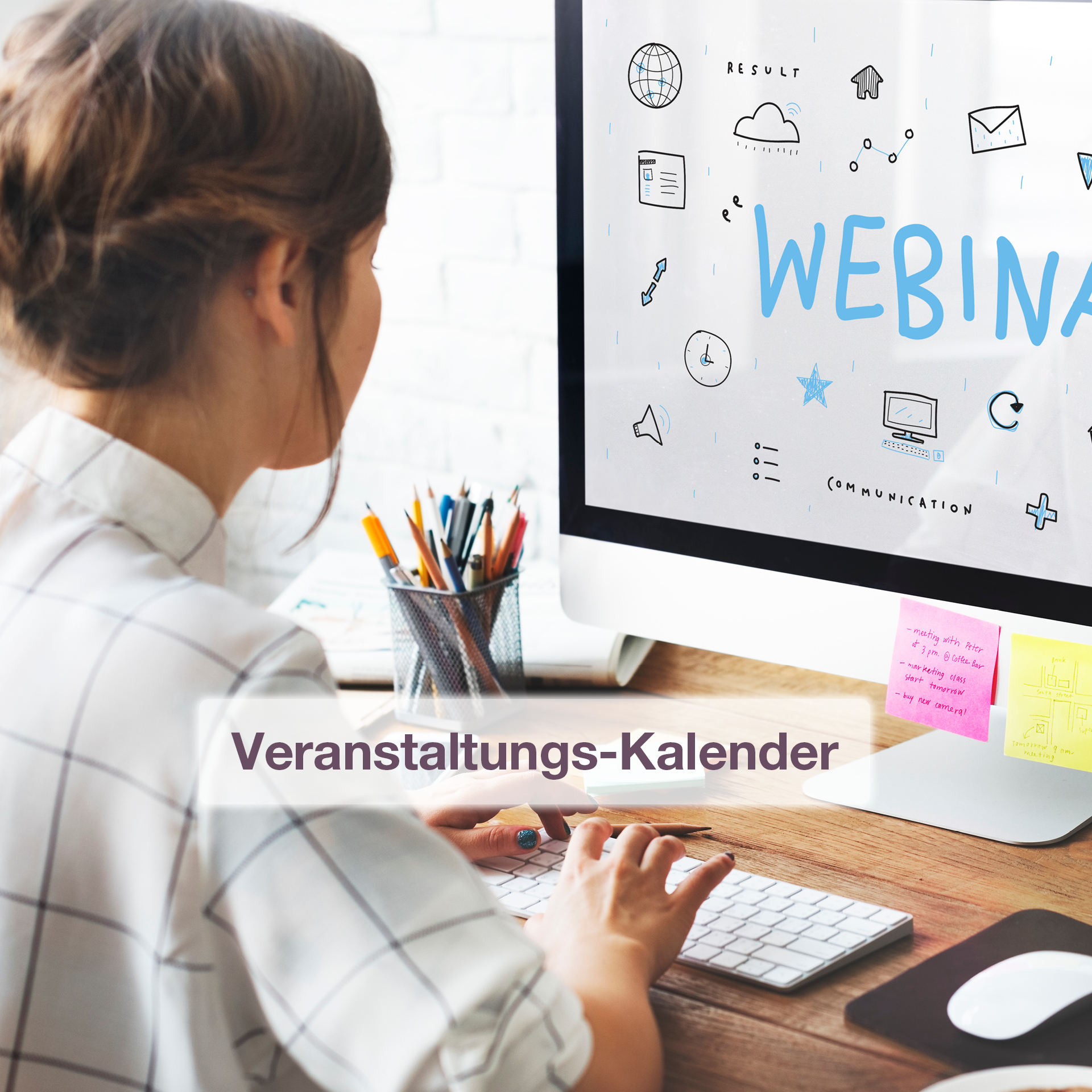 Frau sitzt vor einem Bildschirm auf dem das Wort Webinar zu lesen ist
